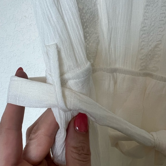 Elegant White Sleeveless Dress - Picture 4 of 10